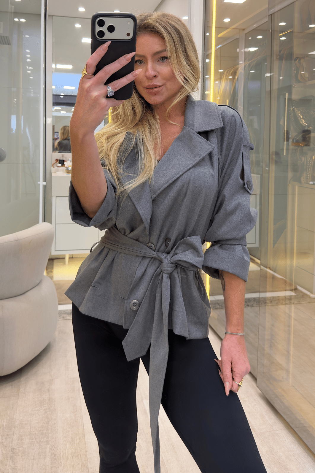 Casaco trench coat curto com cinto Casaco trench coat curto com cinto