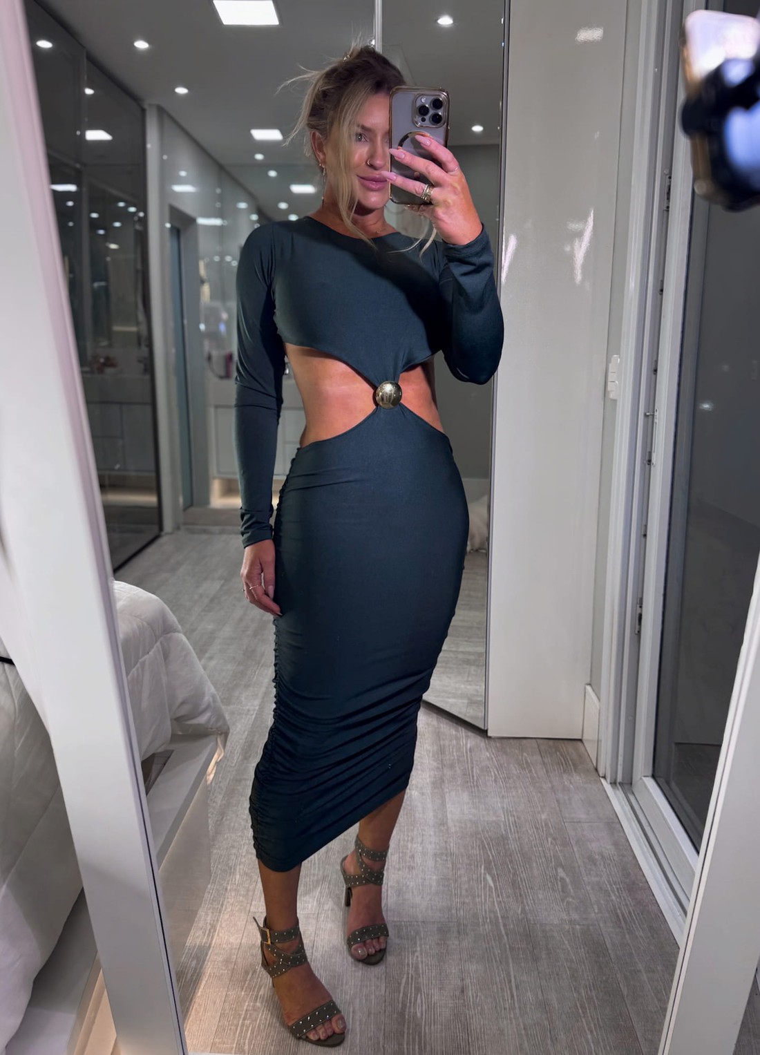 Vestido midi com recortes e detalhe em metal dourado Lorena Vestido midi com recortes e detalhe em metal dourado Lorena