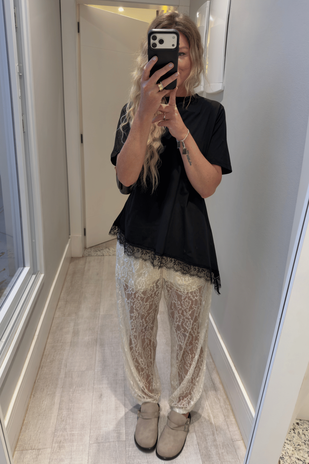 Blusa Camiseta assimétrica com renda PRETA Maria Blusa Camiseta assimétrica com renda PRETA Maria