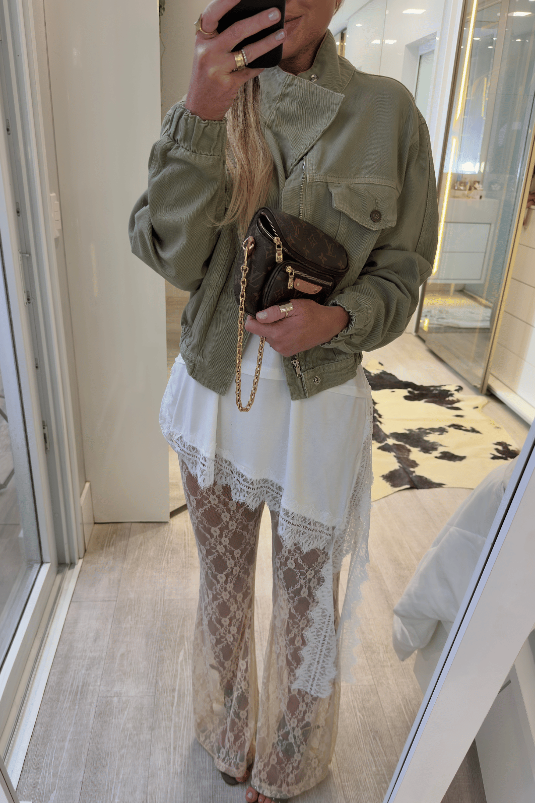 Blusa assimétrica com renda OFF WHITE Lígia Blusa assimétrica com renda OFF WHITE Lígia