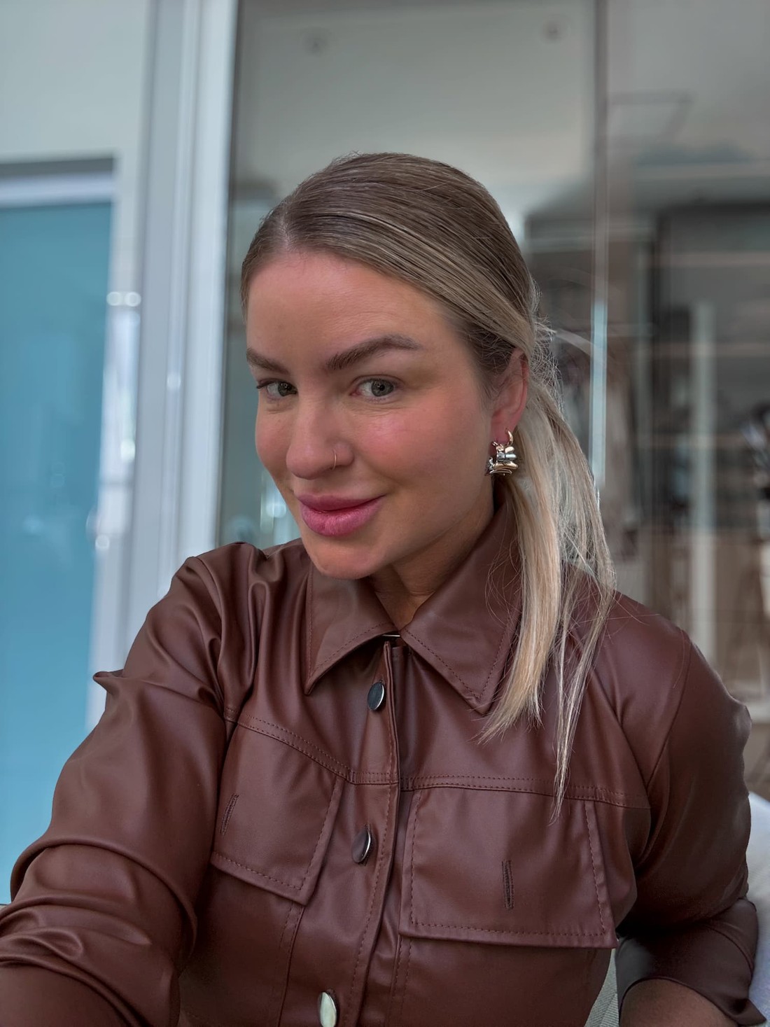 Brinco meia argola irregular bicolor