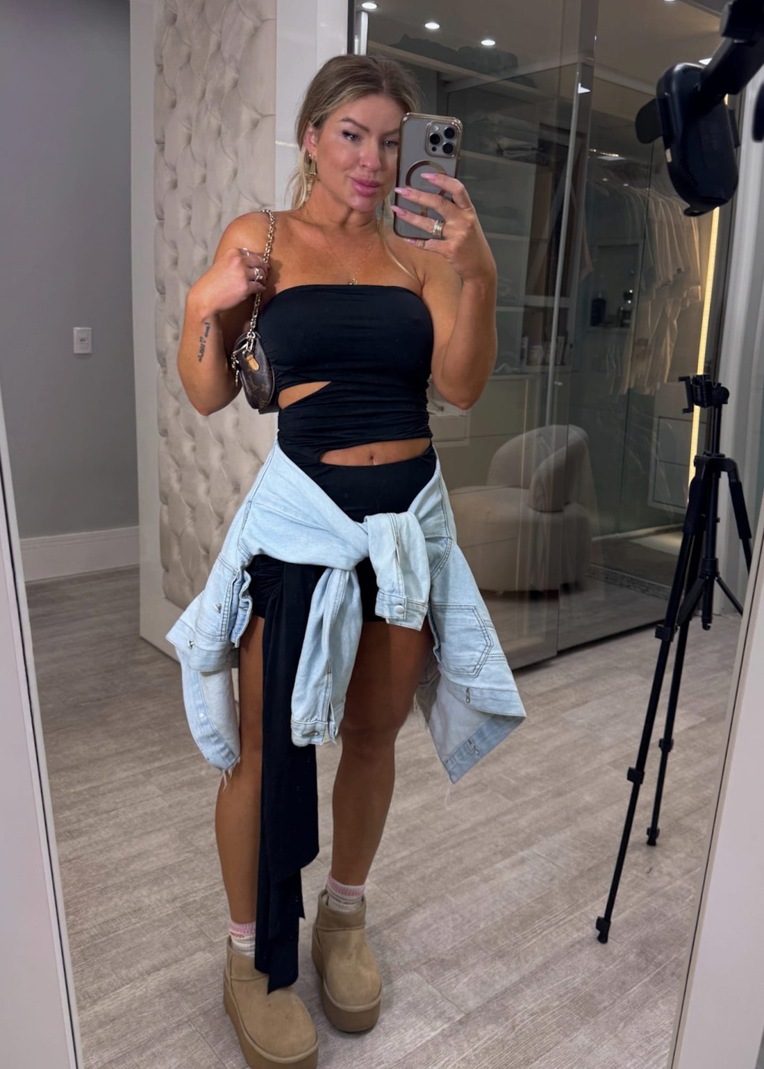 Vestido curto tomara que caia com recortes e detalhe em calda Bianca