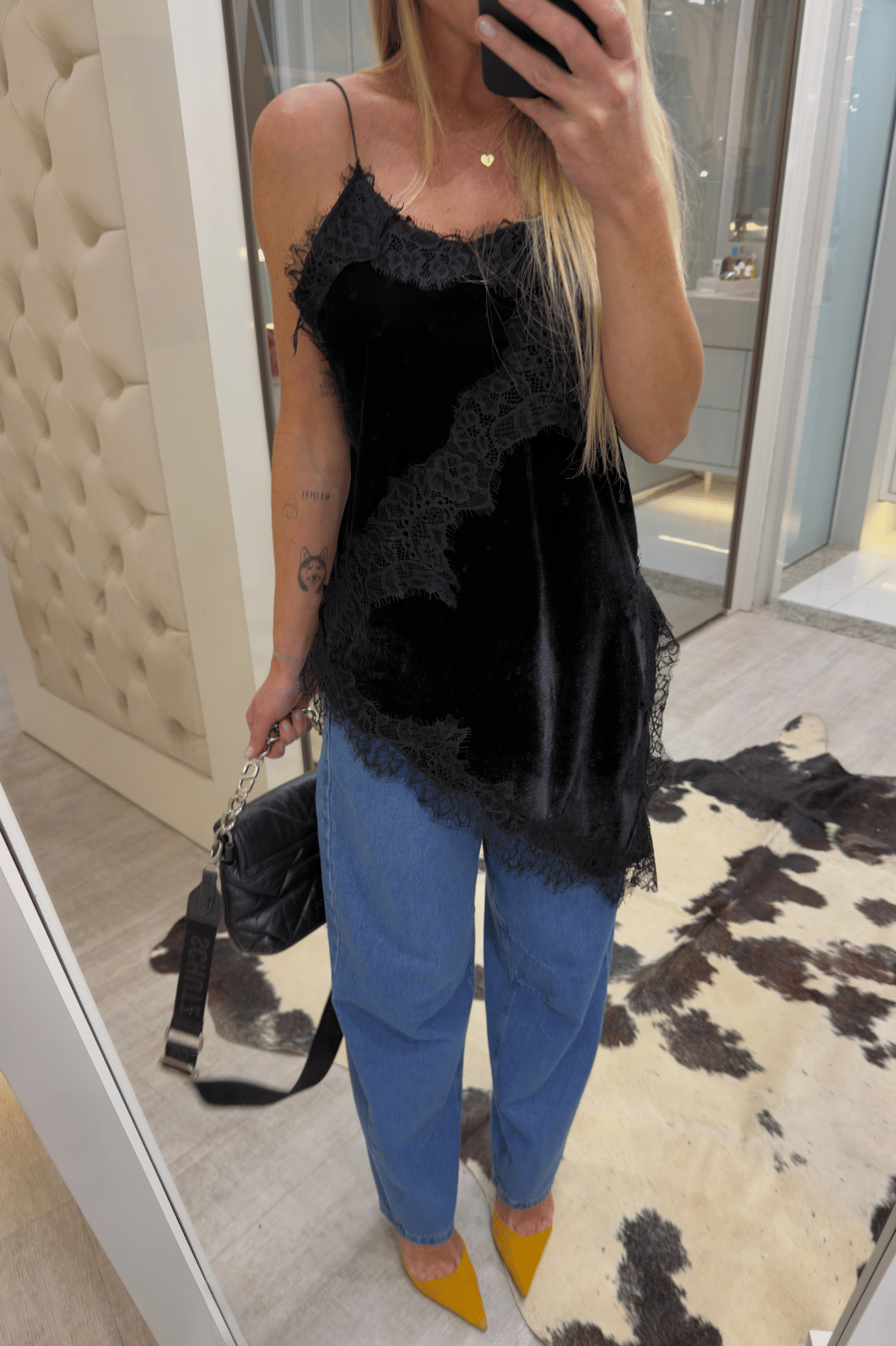 Blusa assimétrica em veludo com renda Mia Blusa assimétrica em veludo com renda Mia