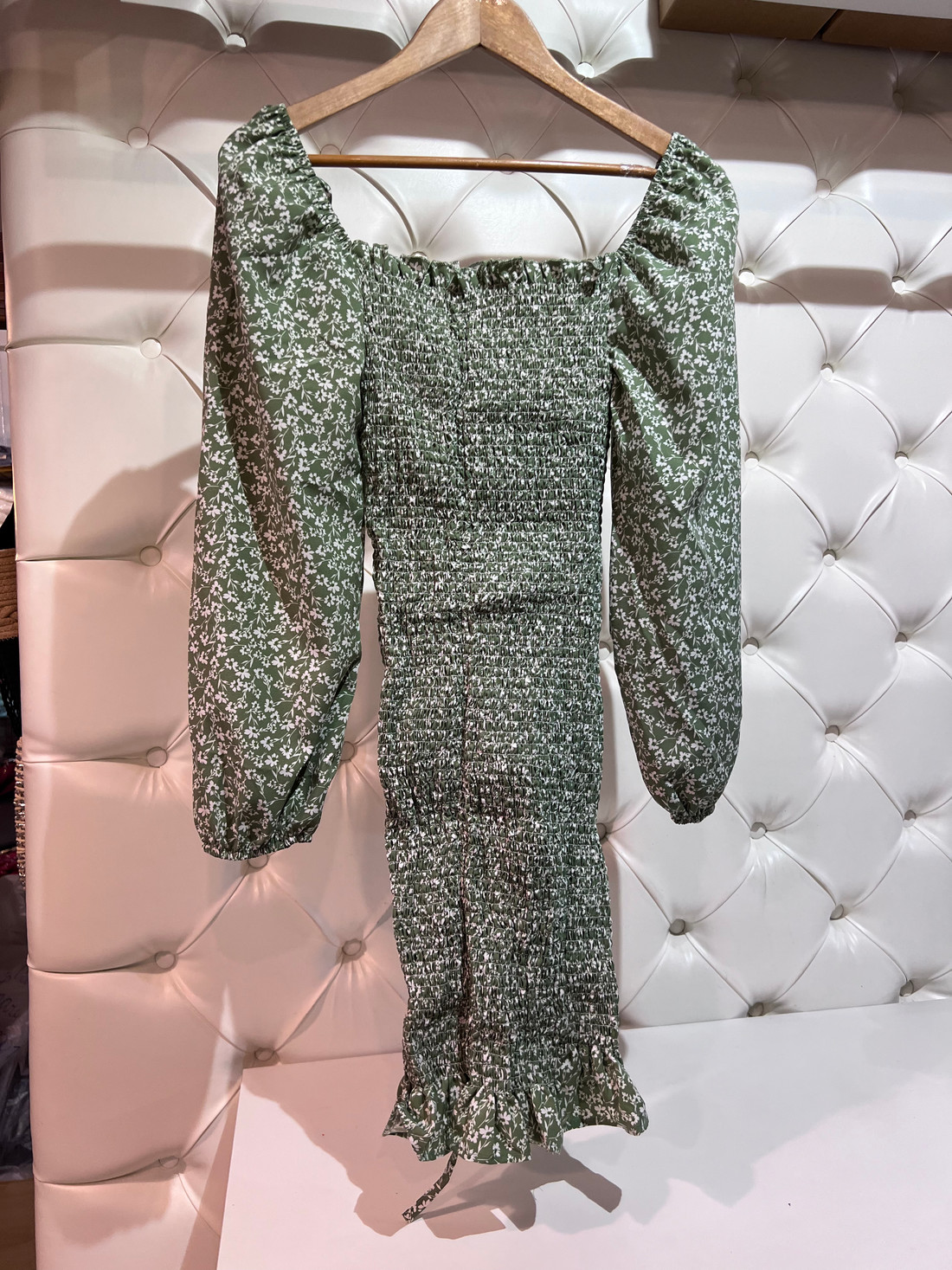 Vestido cereja manga longa verde com flores brancas