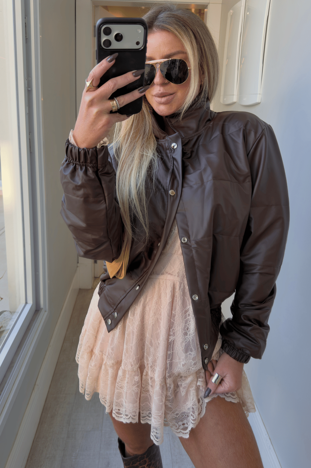 Jaqueta puffer em couro sintético Alina MARROM Jaqueta puffer em couro sintético Alina MARROM