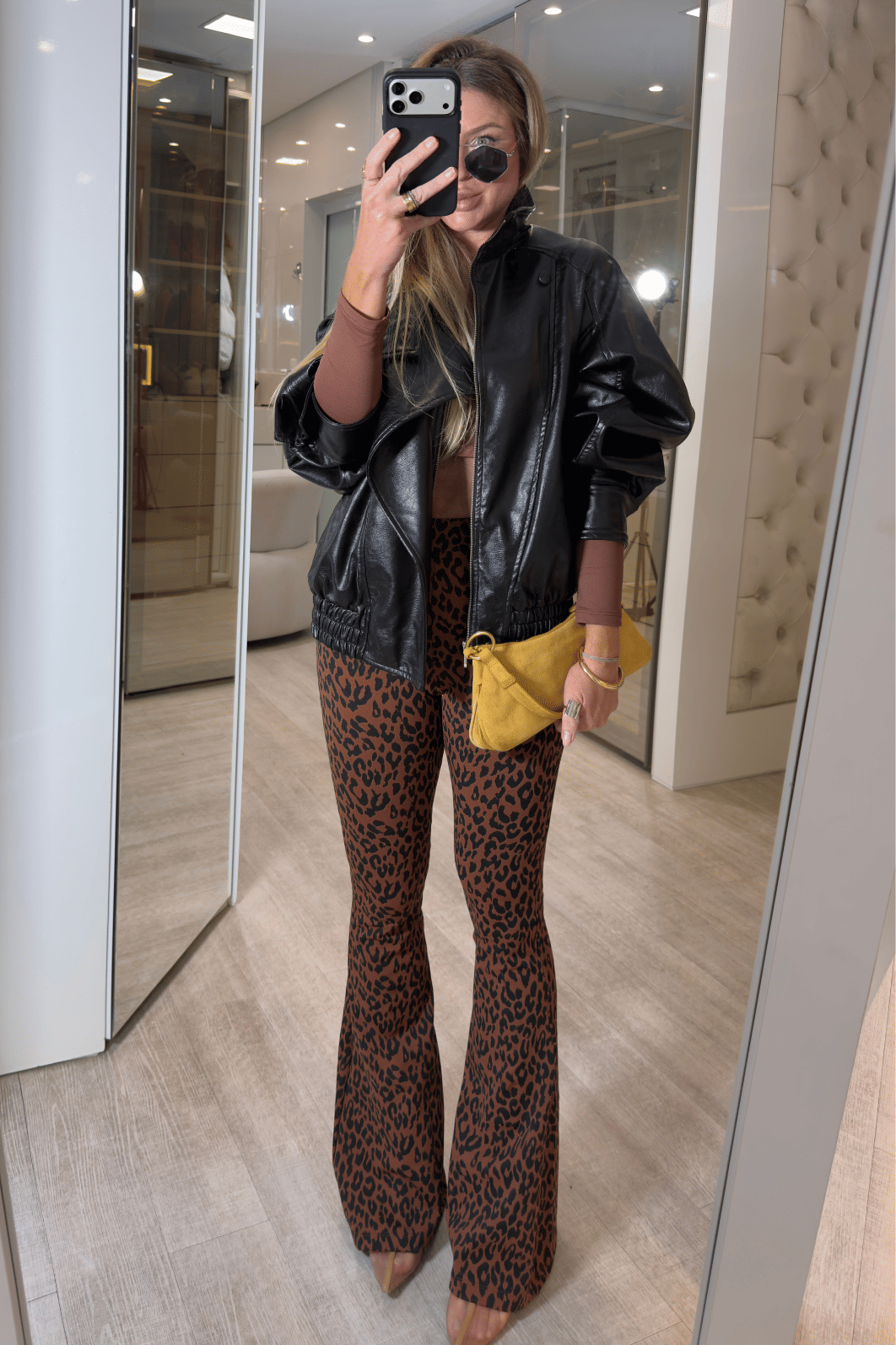 Calça flare estampa de onça Cassiana Calça flare estampa de onça Cassiana
