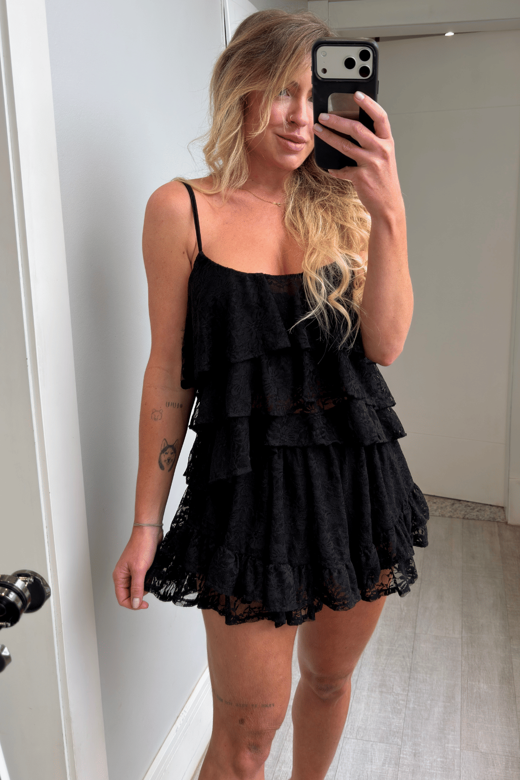 Blusa com babados em renda Ester PRETO Blusa com babados em renda Ester PRETO