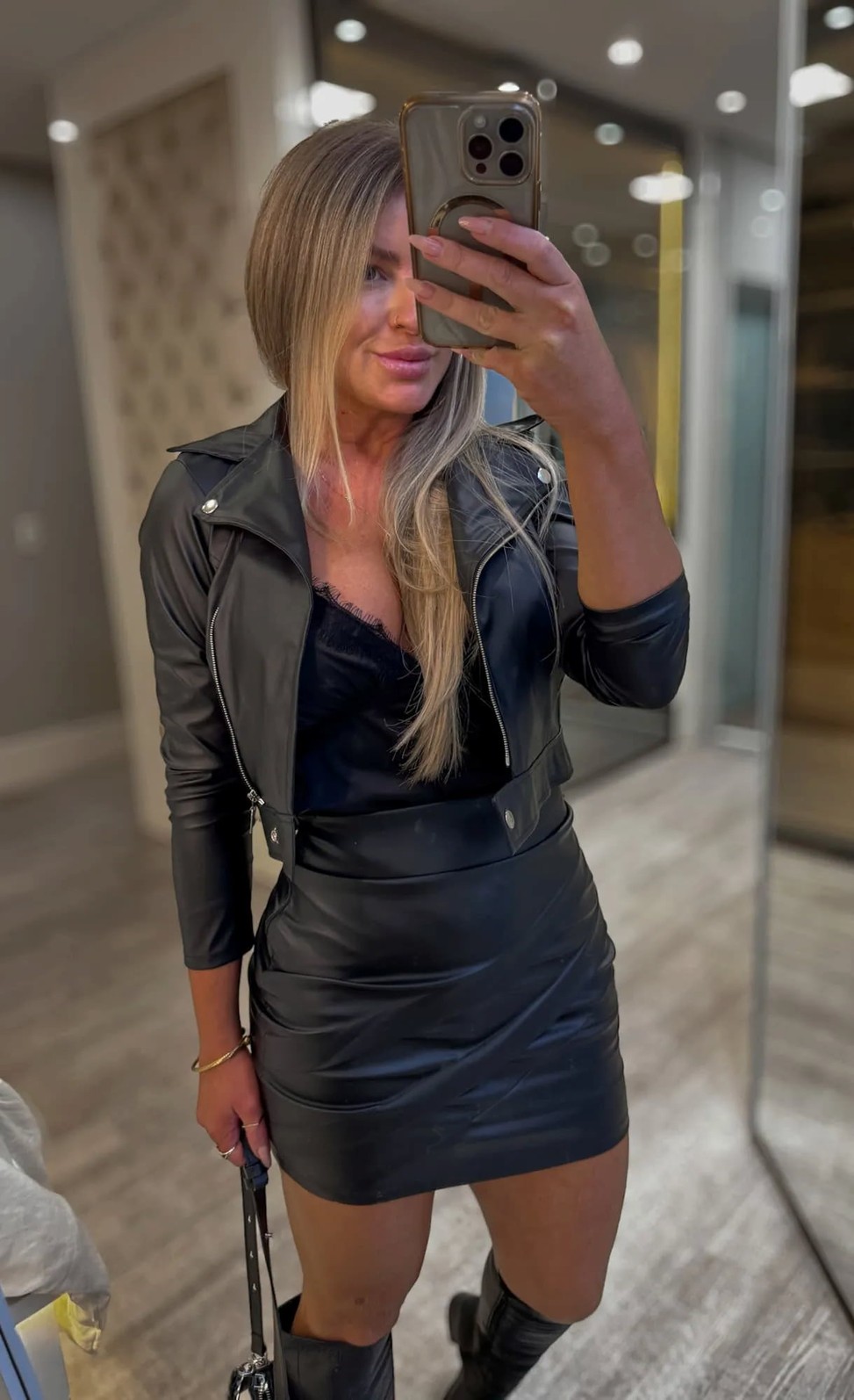 Blusa regata de Cetim com detalhes em renda Blusa regata de Cetim com detalhes em renda