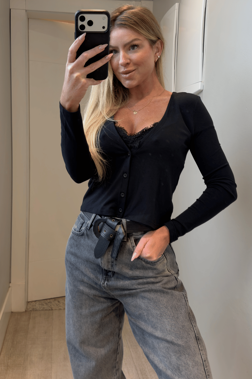 Blusa manga longa com botão detalhes em renda Laura Blusa manga longa com botão detalhes em renda Laura
