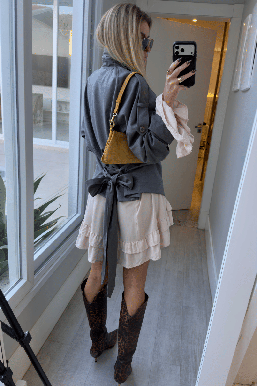 Casaco trench coat curto com cinto Casaco trench coat curto com cinto