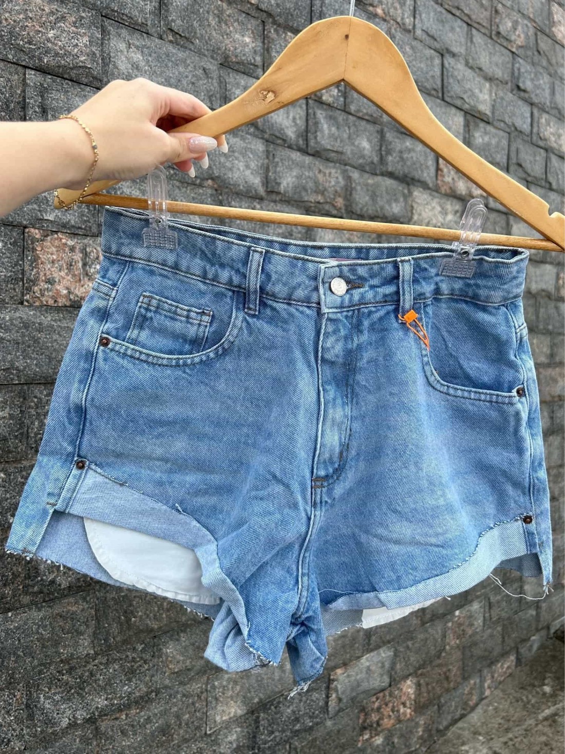 Short jeans com bolsos aparentes