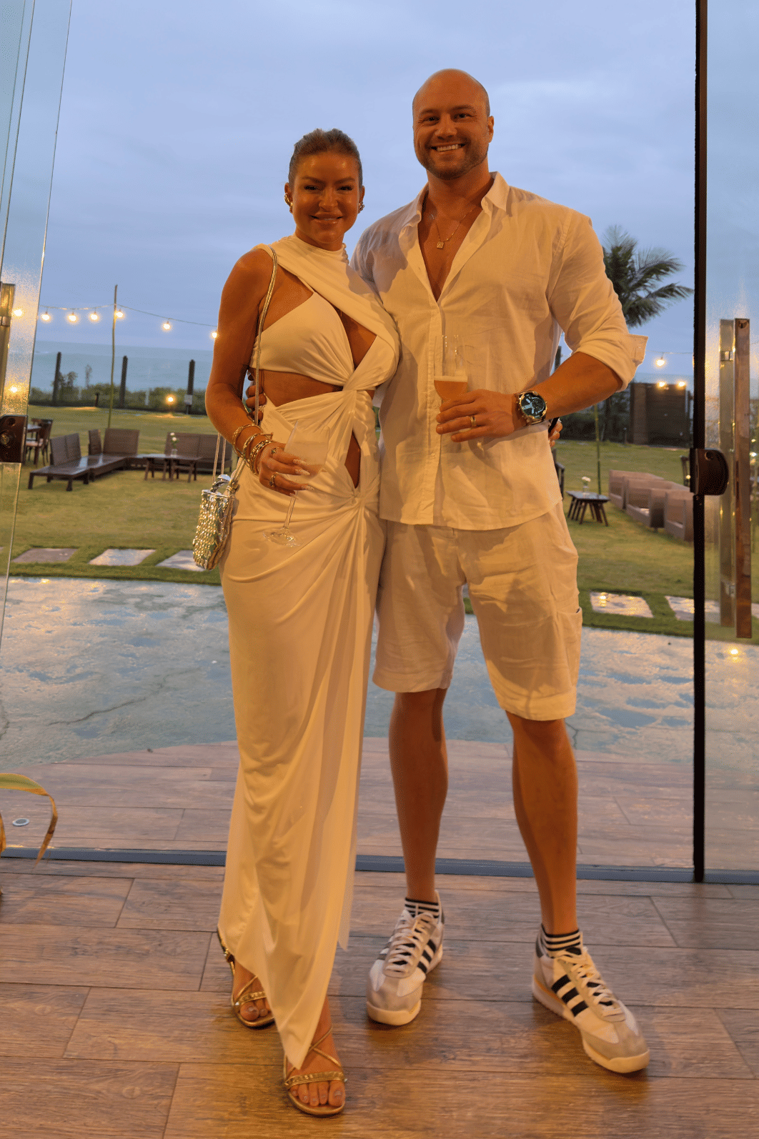 Vestido longo com recordes e fenda Vestido longo com recordes e fenda