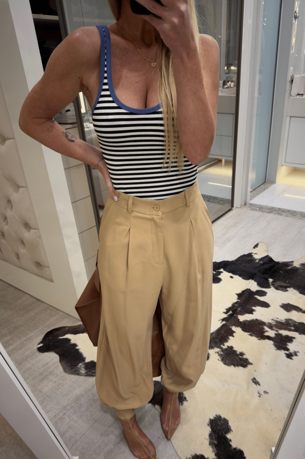 Calça Aladim com pregas Tabata Calça Aladim com pregas Tabata