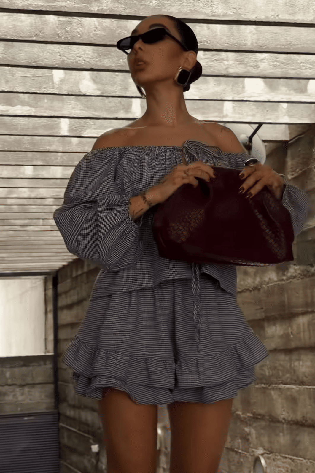 Conjunto bata ombro a ombro e short com babados estampa xadrez