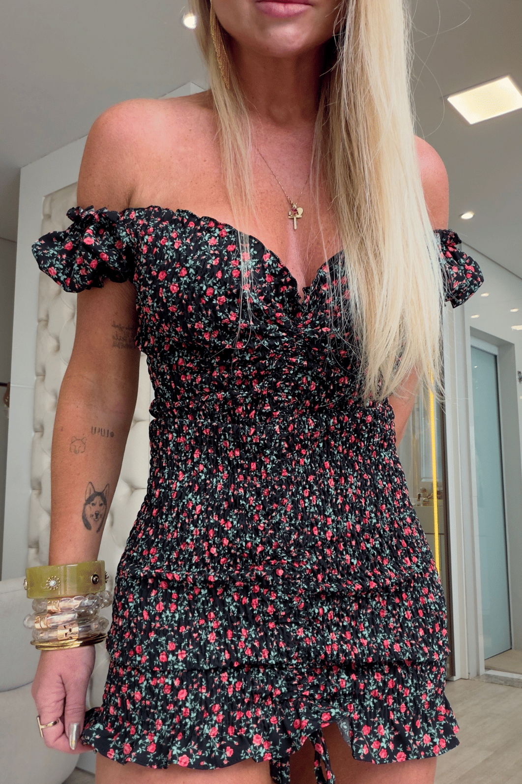 Vestido cereja preto com estampa de flores vermelhas Vestido cereja preto com estampa de flores vermelhas