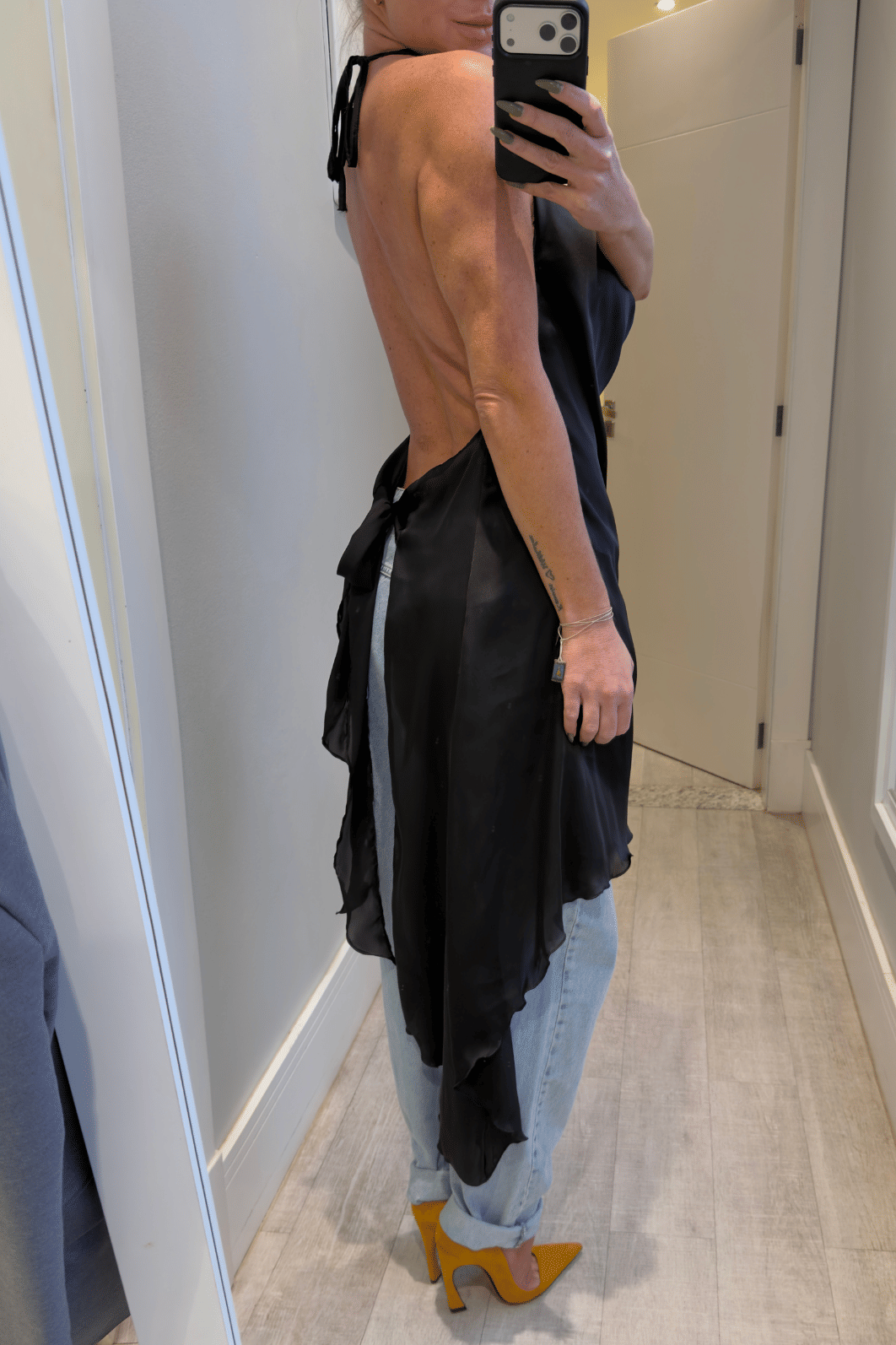 Blusa assimétrica frente única acetinada em amarração Blusa assimétrica frente única acetinada em amarração