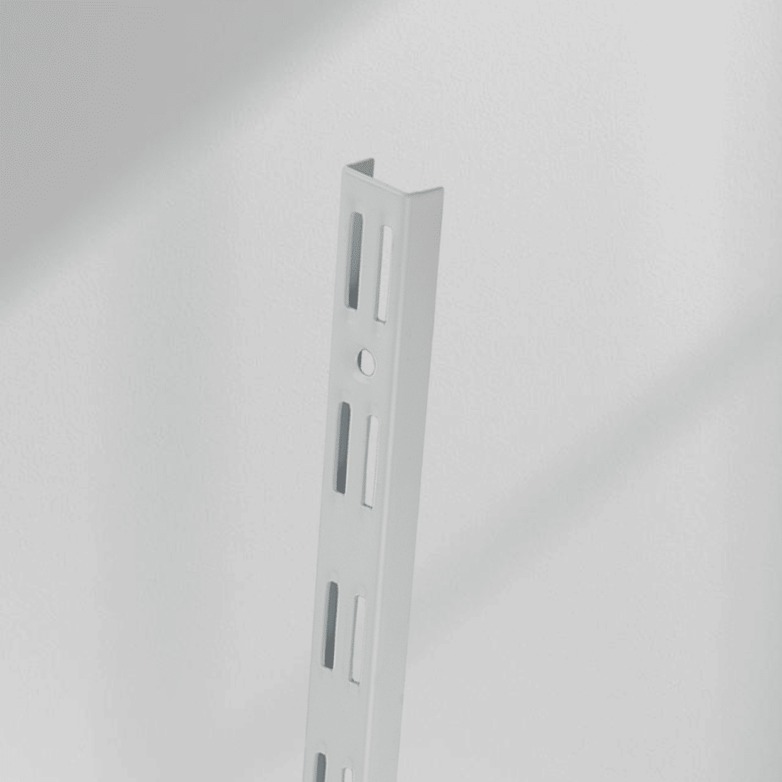 Kit 4 Trilhos Duplos 200cm com 20 Suportes Duplos e Parafusos e Buchas para Prateleira Kit 4 Trilhos Duplos 200cm com 20 Suportes Duplos e Parafusos e Buchas para Prateleira