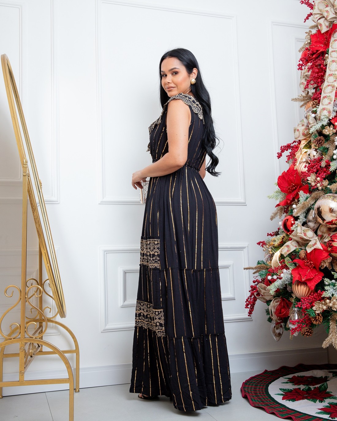 Vestido Longo Preto Com Renda e Fios Dourados Vestido Longo Preto Com Renda e Fios Dourados