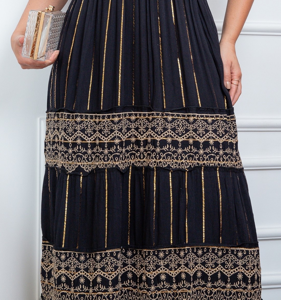 Vestido Longo Preto Com Renda e Fios Dourados Vestido Longo Preto Com Renda e Fios Dourados