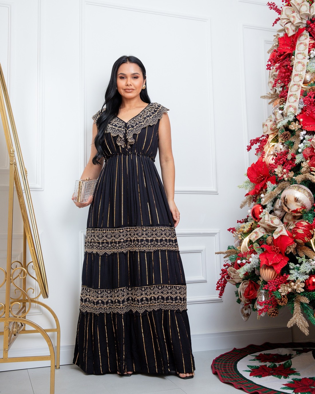 Vestido Longo Preto Com Renda e Fios Dourados Vestido Longo Preto Com Renda e Fios Dourados