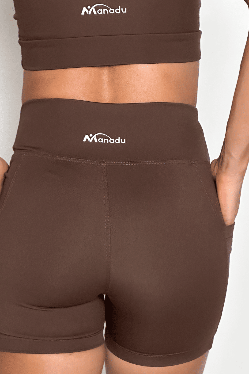 Conjunto Shorts com Bolso cor Marrom Expresso + Top Alcinha Conjunto Shorts com Bolso cor Marrom Expresso + Top Alcinha