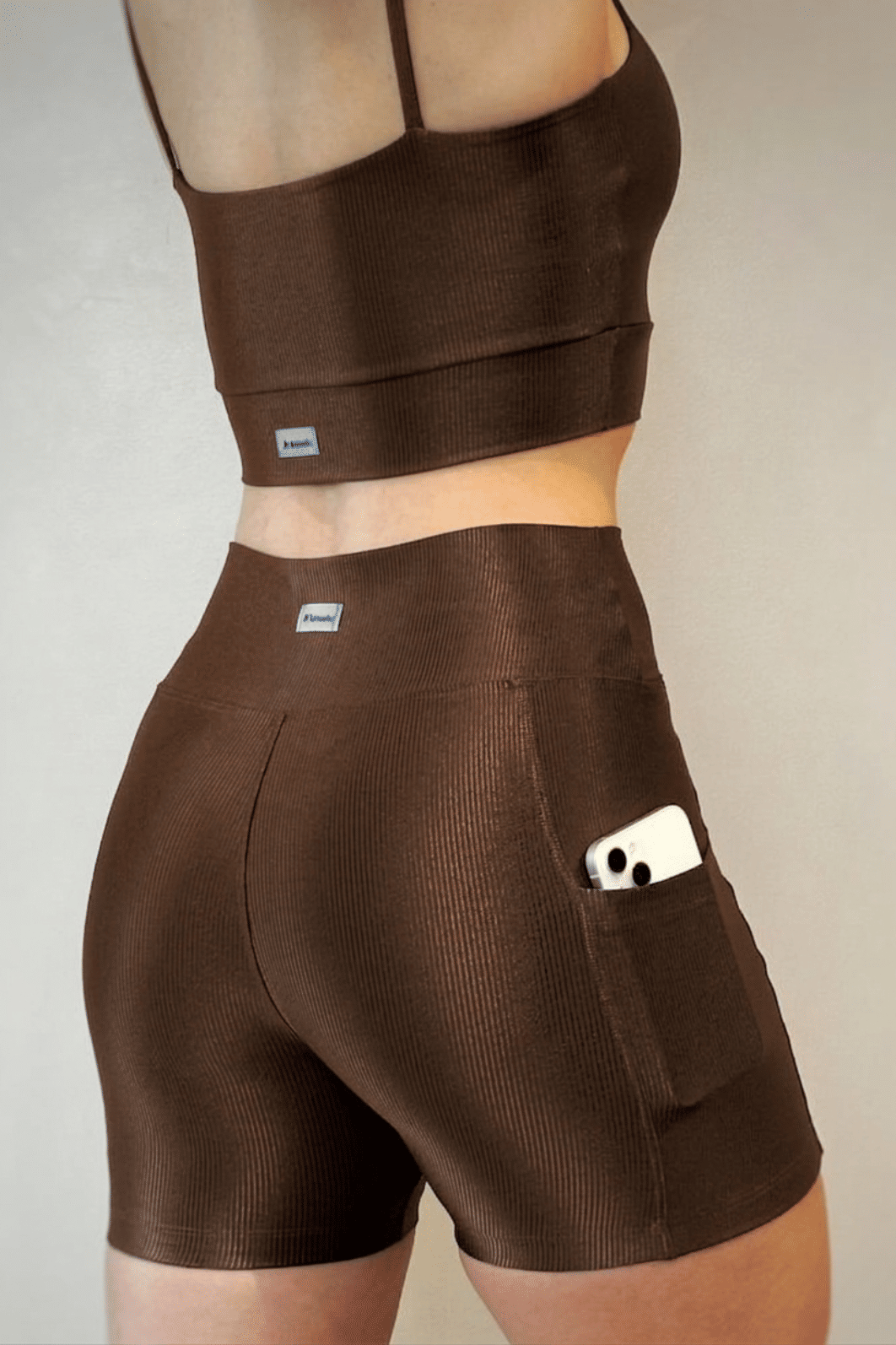 Shorts bolso cor Marrom Intenso Canelado