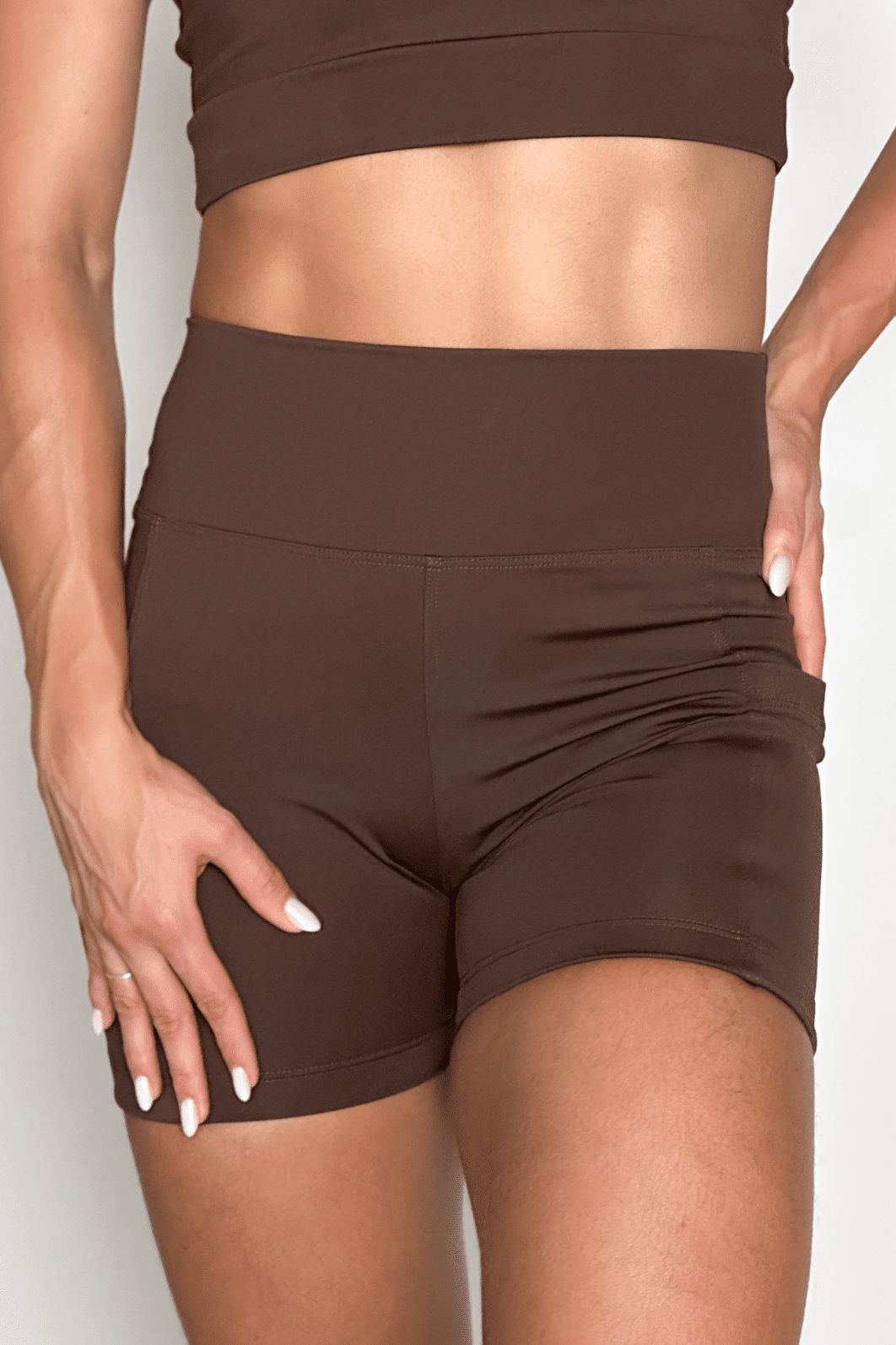 Conjunto Shorts com Bolso cor Marrom Expresso + Top Alcinha Conjunto Shorts com Bolso cor Marrom Expresso + Top Alcinha
