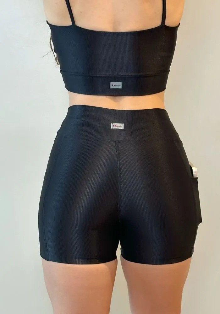 Conjunto Shorts com Bolso Preto Canelado + Top Alcinha