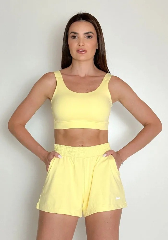 Conjunto Shorts Sobreposto Amarelo Kisses + Top Alça Larga com Elástico Conjunto Shorts Sobreposto Amarelo Kisses + Top Alça Larga com Elástico