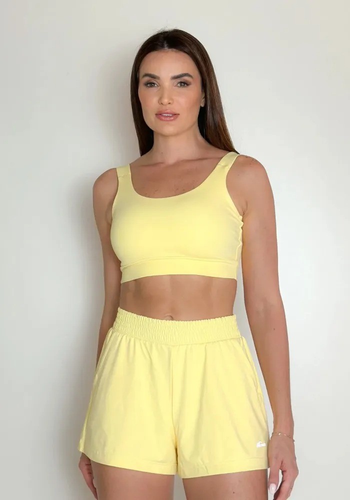 Conjunto Shorts Sobreposto Amarelo Kisses + Top Alça Larga com Elástico Conjunto Shorts Sobreposto Amarelo Kisses + Top Alça Larga com Elástico