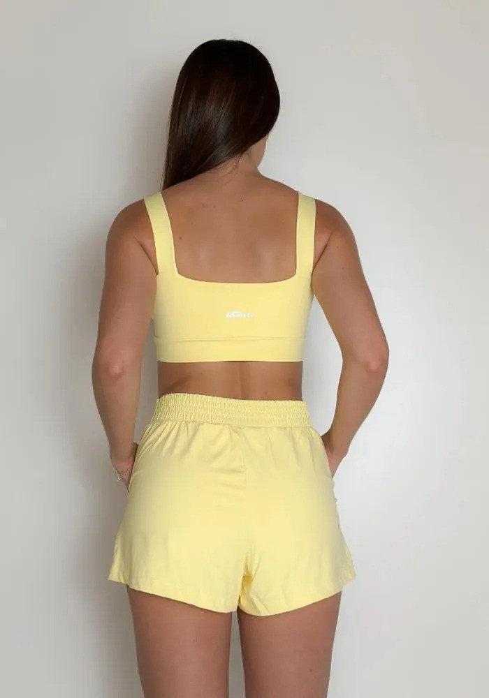 Conjunto Shorts Sobreposto Amarelo Kisses + Top Alça Larga com Elástico Conjunto Shorts Sobreposto Amarelo Kisses + Top Alça Larga com Elástico