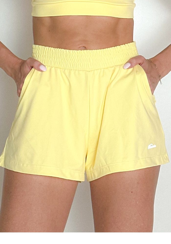 Shorts Sobreposto Bolso cor Amarelo Kisses Shorts Sobreposto Bolso cor Amarelo Kisses