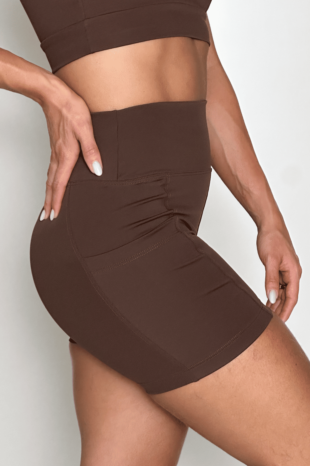 Conjunto Shorts com Bolso cor Marrom Expresso + Top Alcinha Conjunto Shorts com Bolso cor Marrom Expresso + Top Alcinha