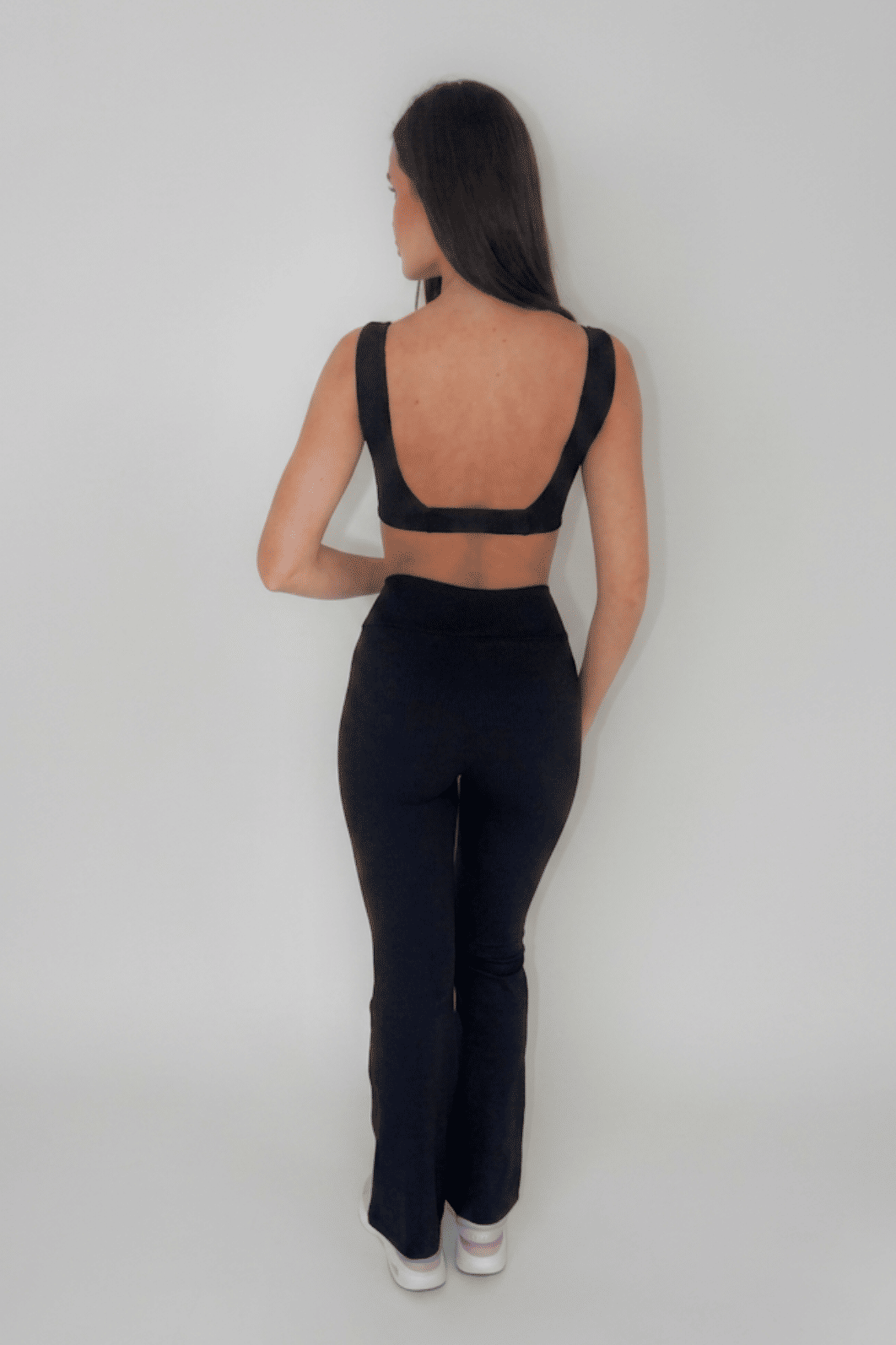 Conjunto Legging flare preta + Top line costas abertas Conjunto Legging flare preta + Top line costas abertas