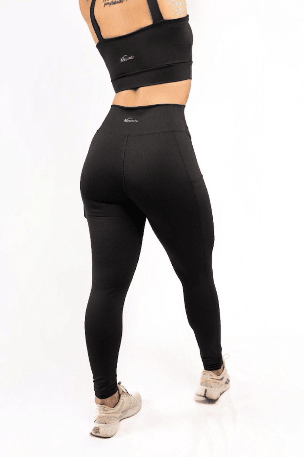 Conjunto Legging Preta com Bolso + Top de Alça Larga Conjunto Legging Preta com Bolso + Top de Alça Larga