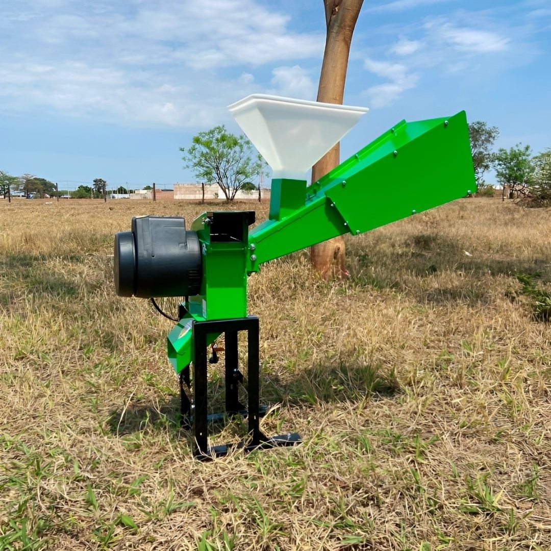 Triturador Forrageiro Trapp TRF-400 Com Motor 2HP Monofásico Bivolt 127V/220V Triturador Forrageiro Trapp TRF-400 Com Motor 2HP Monofásico Bivolt 127V/220V