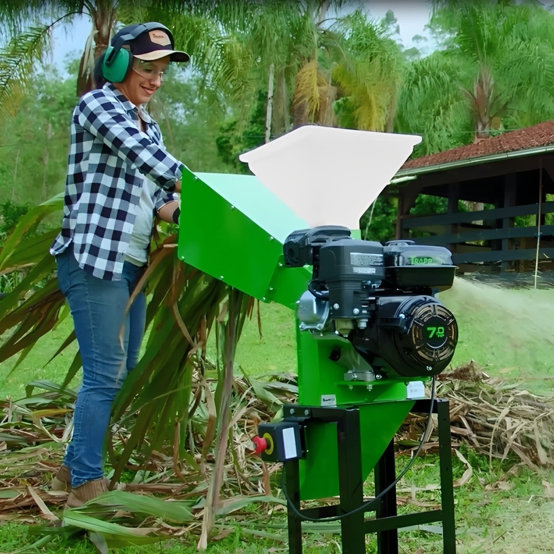 Triturador Forrageiro TRF-80G Motor A Gasolina 7HP NR-12 Trapp Triturador Forrageiro TRF-80G Motor A Gasolina 7HP NR-12 Trapp