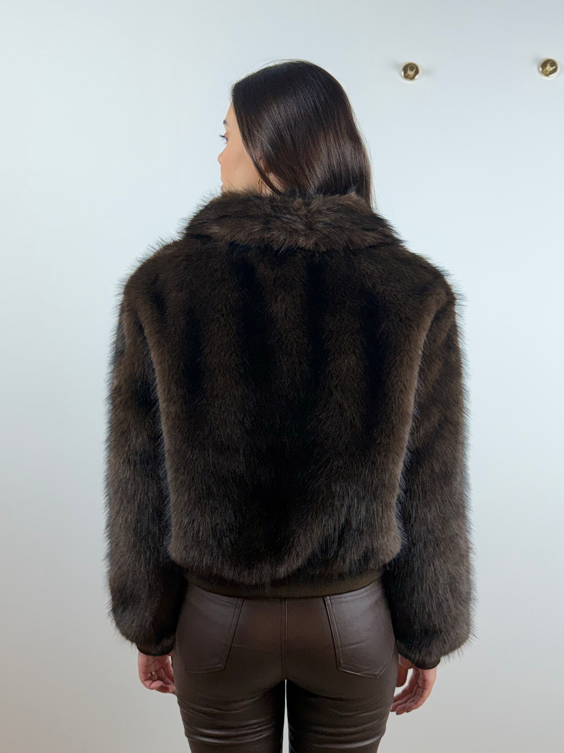 Casaco de pelo com bolsos marrom Casaco de pelo com bolsos marrom