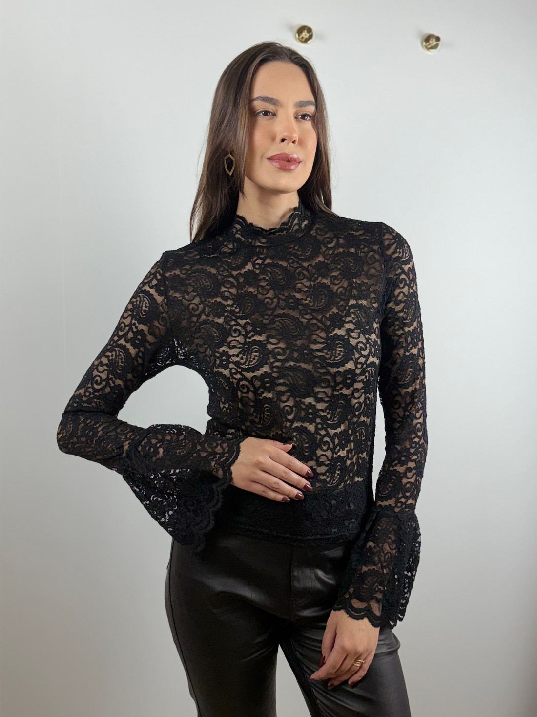 Blusa de renda manga flare preta Blusa de renda manga flare preta