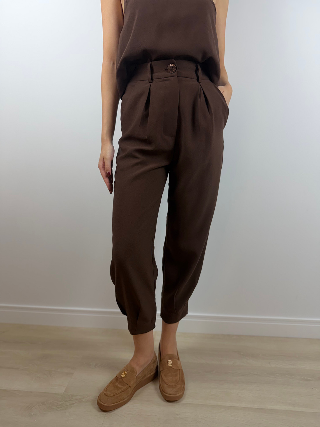 Calça cenoura de alfaiataria marrom Calça cenoura de alfaiataria marrom