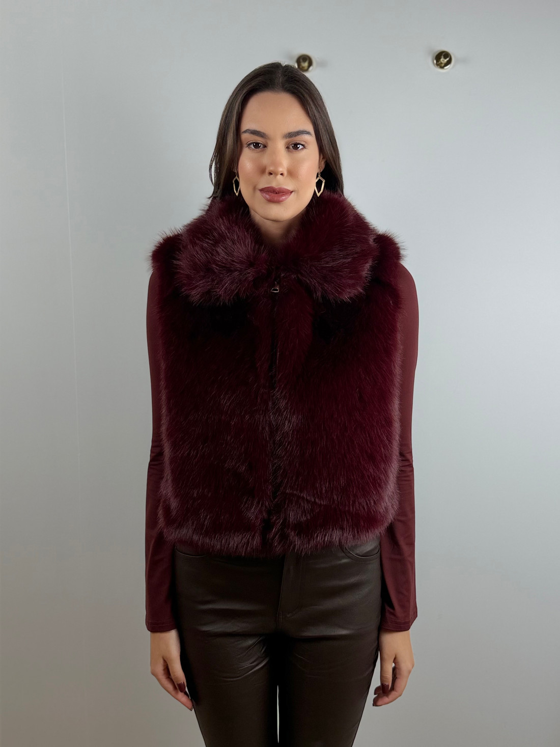 Colete de pelo com bolsos vinho Colete de pelo com bolsos vinho