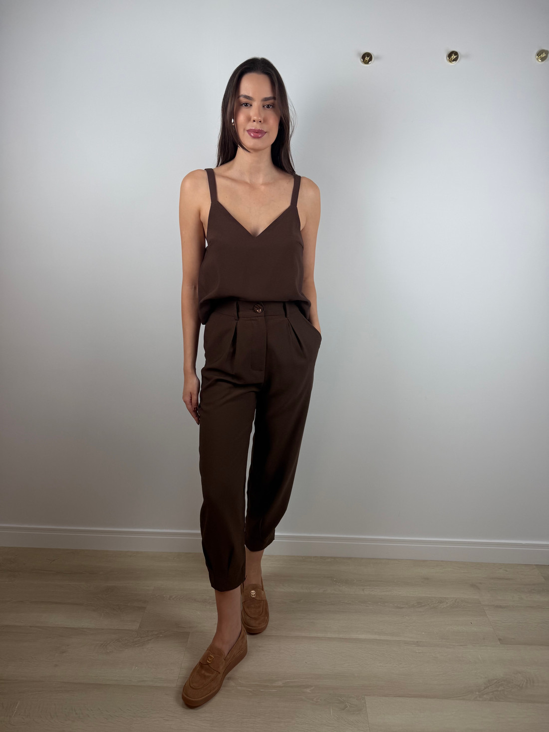 Calça cenoura de alfaiataria marrom Calça cenoura de alfaiataria marrom