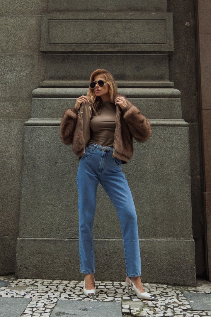 Calça jeans reta com cinto Calça jeans reta com cinto