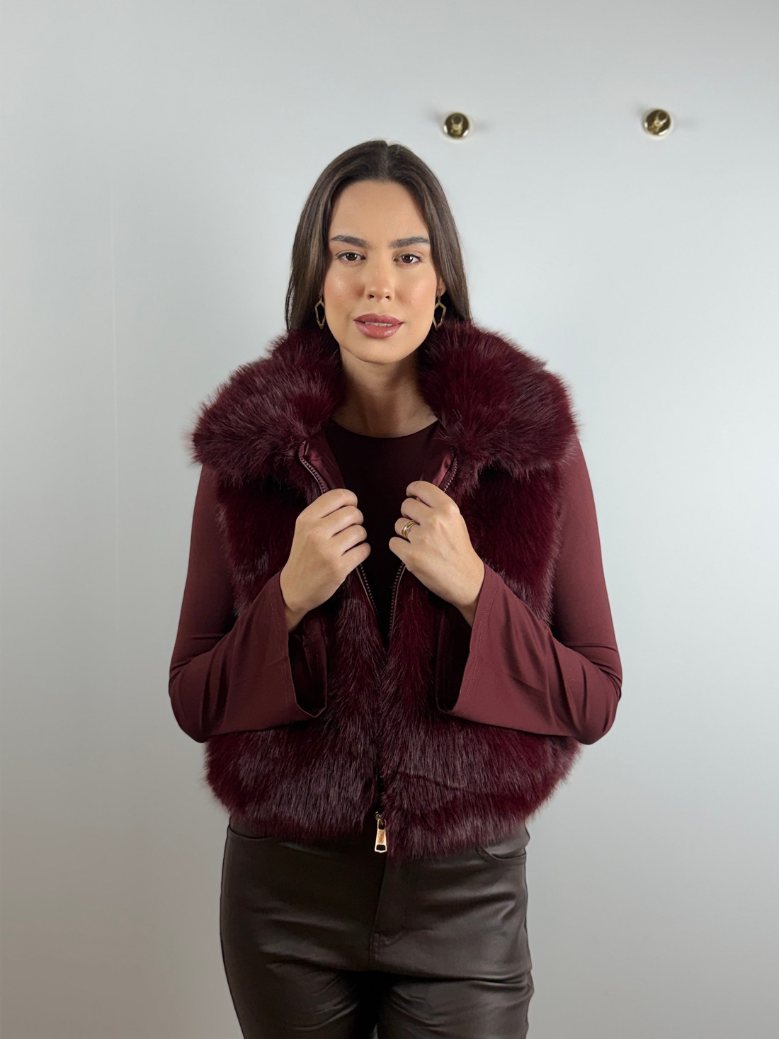 Colete de pelo com bolsos vinho Colete de pelo com bolsos vinho