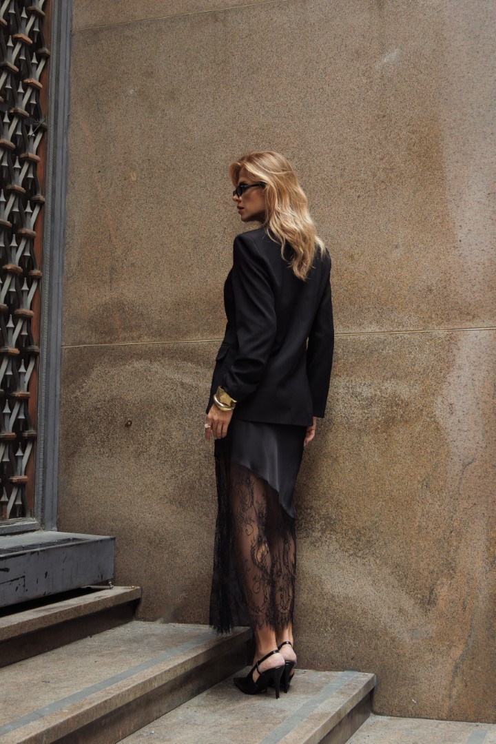 Conjunto blazer e saia detalhe de renda preto Conjunto blazer e saia detalhe de renda preto