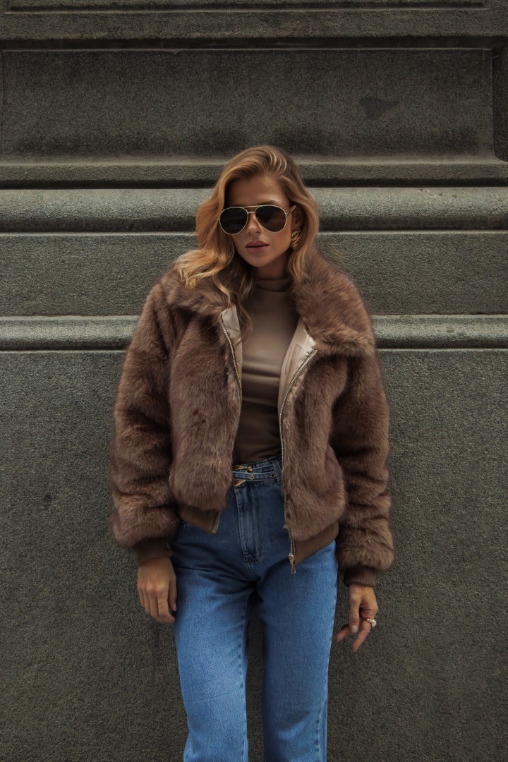 Calça jeans reta com cinto Calça jeans reta com cinto