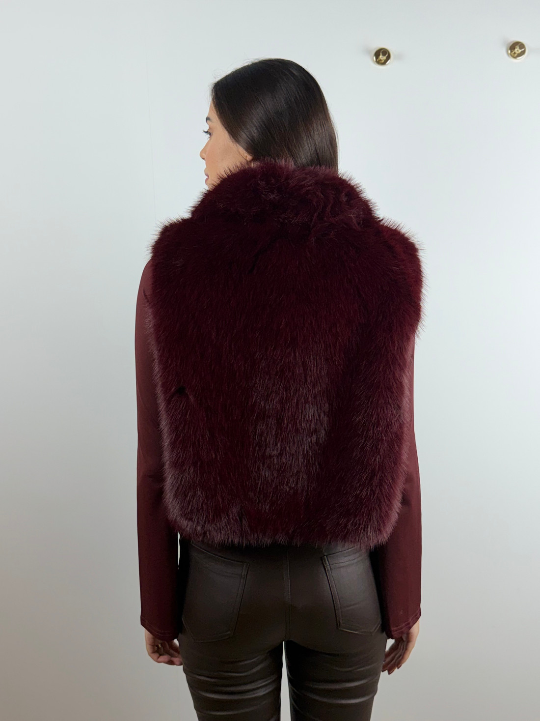 Colete de pelo com bolsos vinho Colete de pelo com bolsos vinho