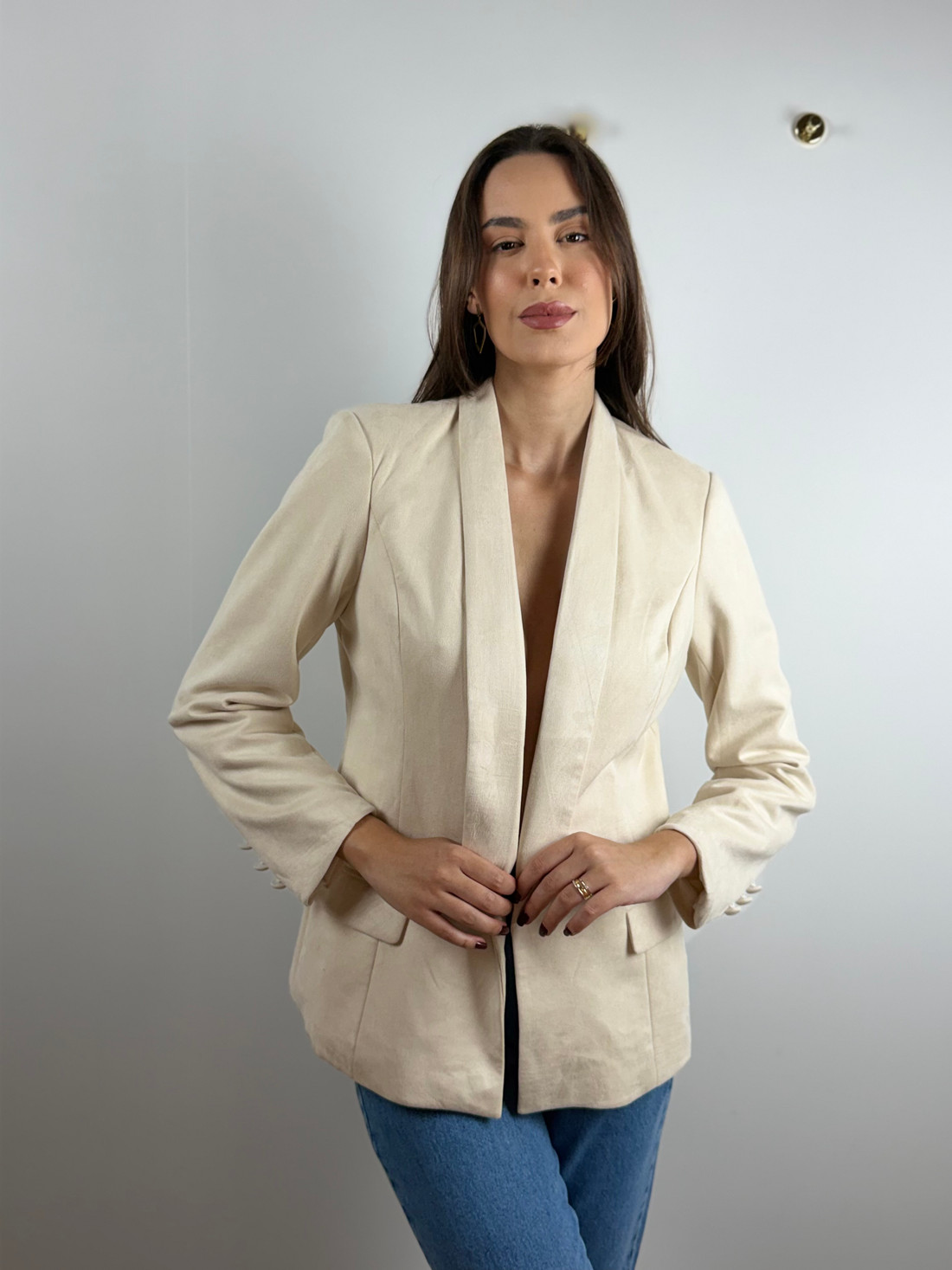 Blazer em suede lapela ampla off white Blazer em suede lapela ampla off white