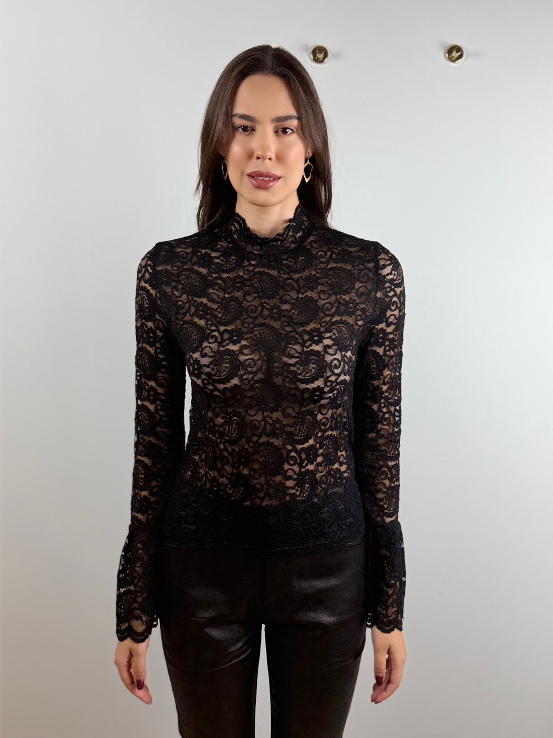 Blusa de renda manga flare preta Blusa de renda manga flare preta