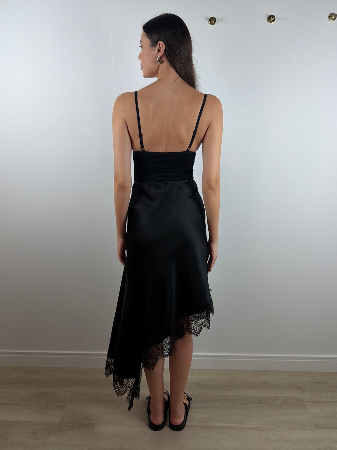 Saia preta de cetim e renda na barra Saia preta de cetim e renda na barra